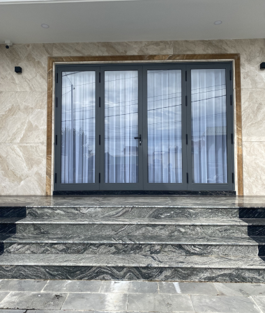 Kính cường lực khung nhôm - Nút thắt của mọi nhà