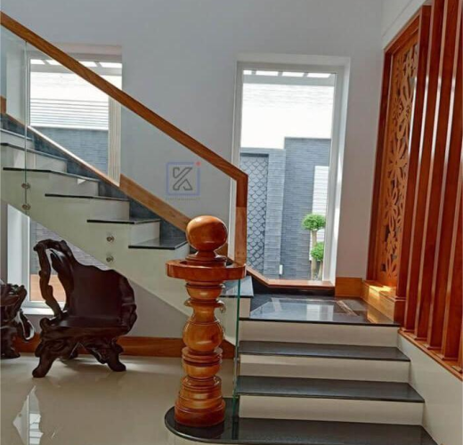 CẦU THANG KÍNH CHÔN CỦI INOX SANG TRỌNG